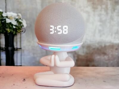 Suporte Alexa Echo Dot 4 e Echo Dot 5. Tema Robert Plant Violão, Gato, cachorro, amor, família entre outros - Presente, decoração criativa, música, som, stand de mesa Amazon